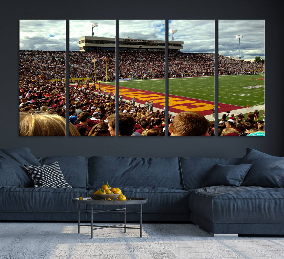 Central Michigan University Chippewas Football Team Print - Mount Pleasant Kelly/Shorts Stadium Wall Art Canvas Print