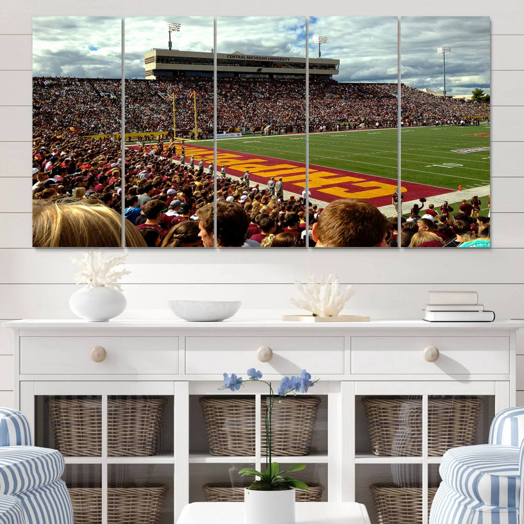 Central Michigan University Chippewas Football Team Print - Mount Pleasant Kelly/Shorts Stadium Wall Art Canvas Print