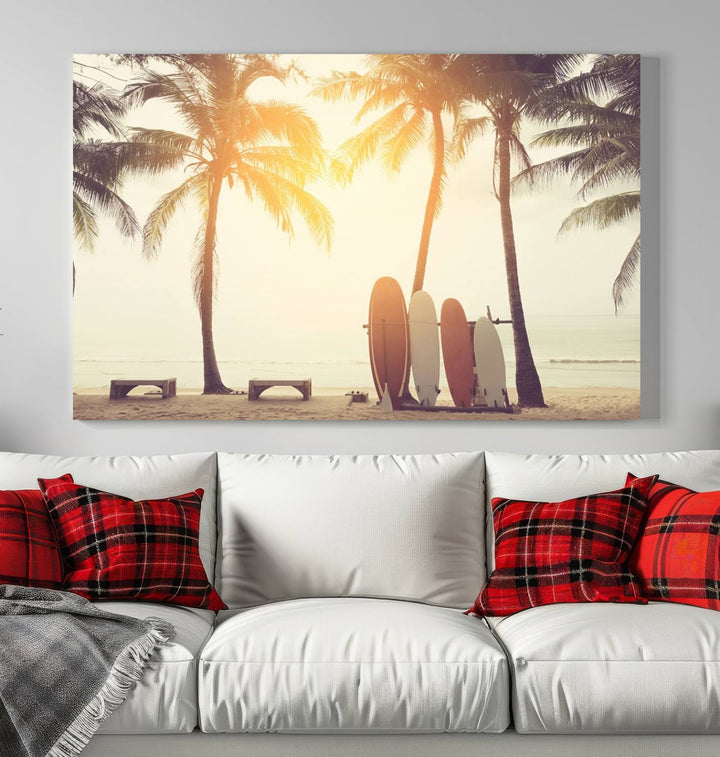 Planche de surf et palmier sur la plage, double exposition avec lumière colorée Bokeh au coucher du soleil, toile d'art mural