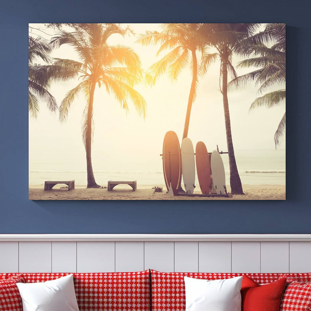 Planche de surf et palmier sur la plage, double exposition avec lumière colorée Bokeh au coucher du soleil, toile d'art mural