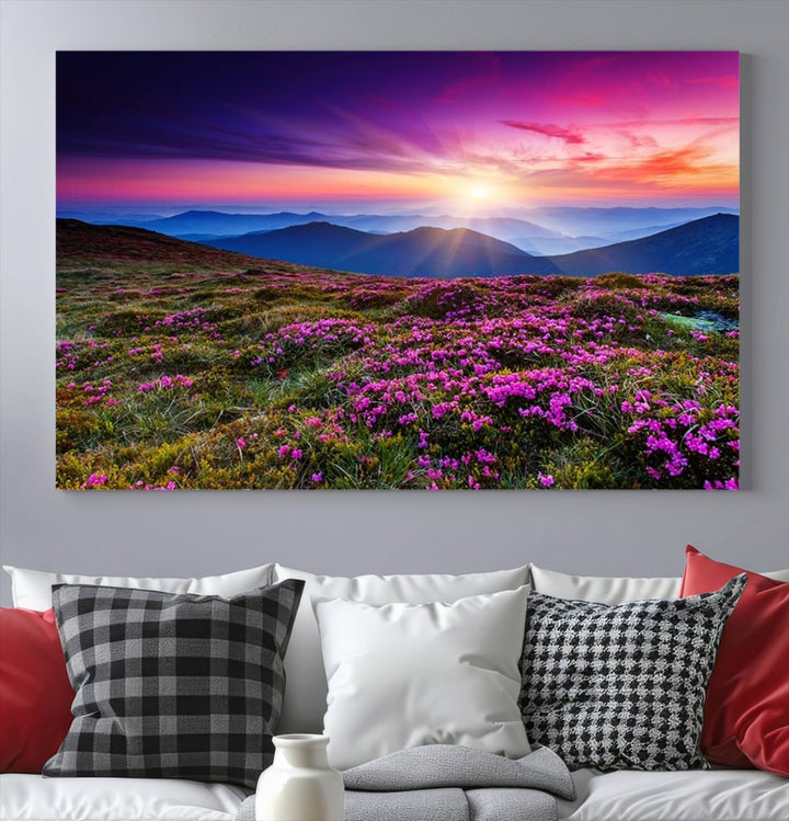 Impression sur toile de paysage d'art mural, fleurs violettes et montagnes derrière au coucher du soleil