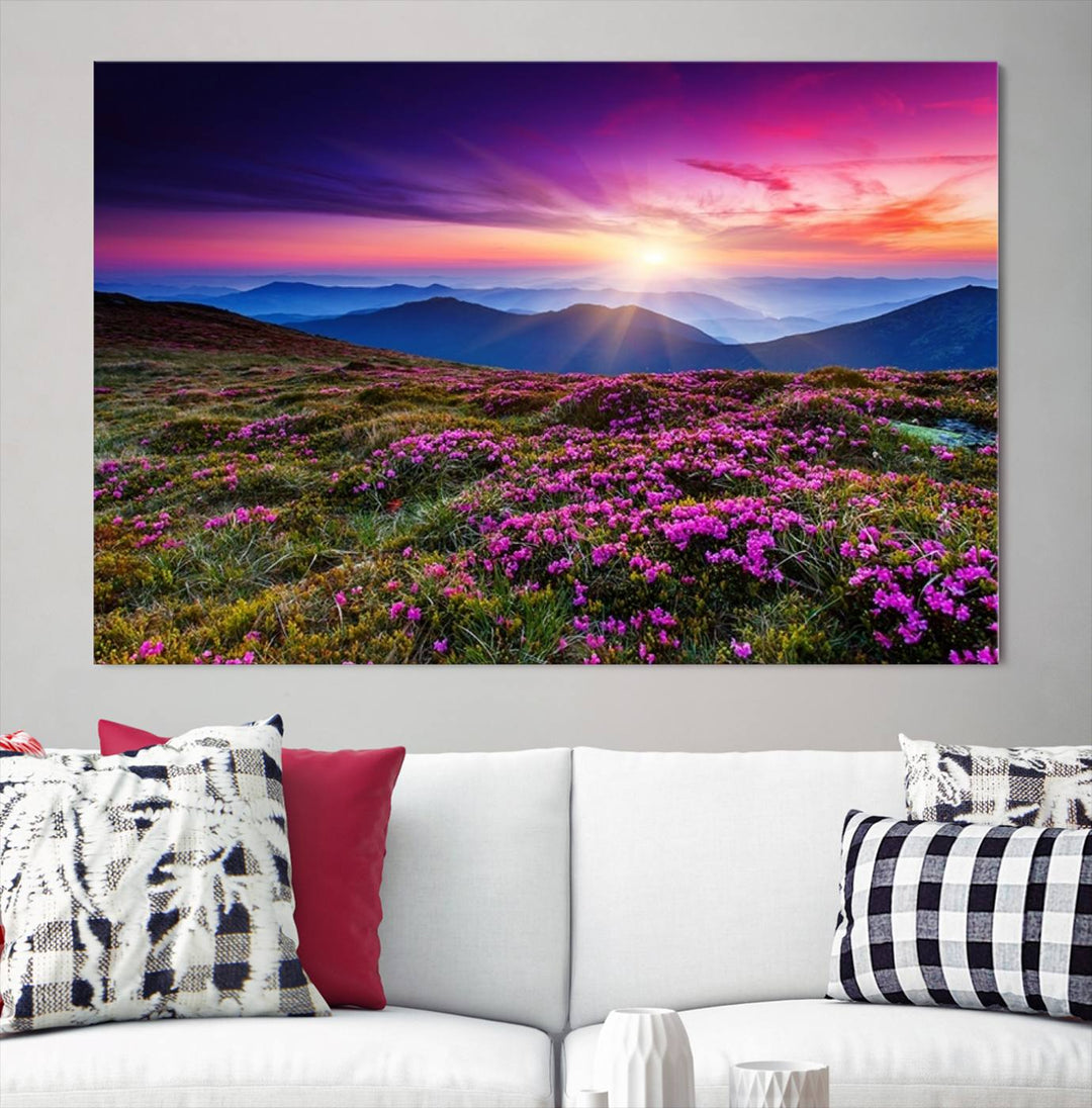 Impresión en lienzo de paisaje de arte de pared grande - Flores moradas y montañas detrás al atardecer