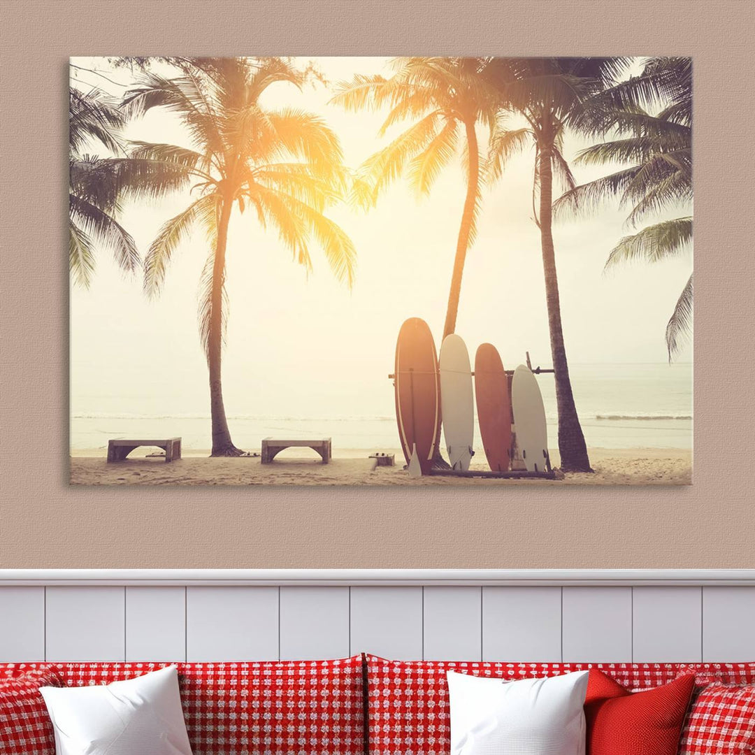 Planche de surf et palmier sur la plage, double exposition avec lumière colorée Bokeh au coucher du soleil, toile d'art mural