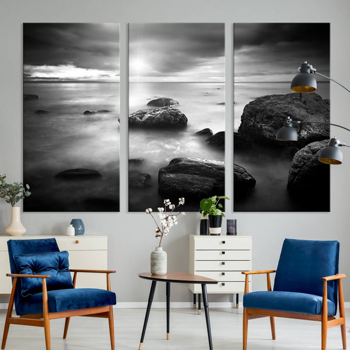 Roches noires et blanches sur le rivage Impression sur toile