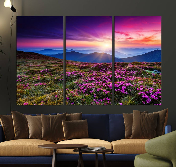 Impression sur toile de paysage d'art mural, fleurs violettes et montagnes derrière au coucher du soleil