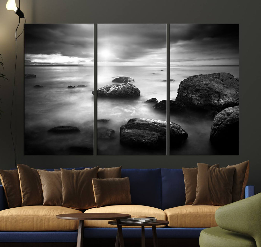 Roches noires et blanches sur le rivage Impression sur toile