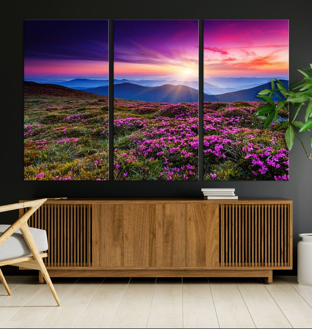 Impresión en lienzo de paisaje de arte de pared grande - Flores moradas y montañas detrás al atardecer