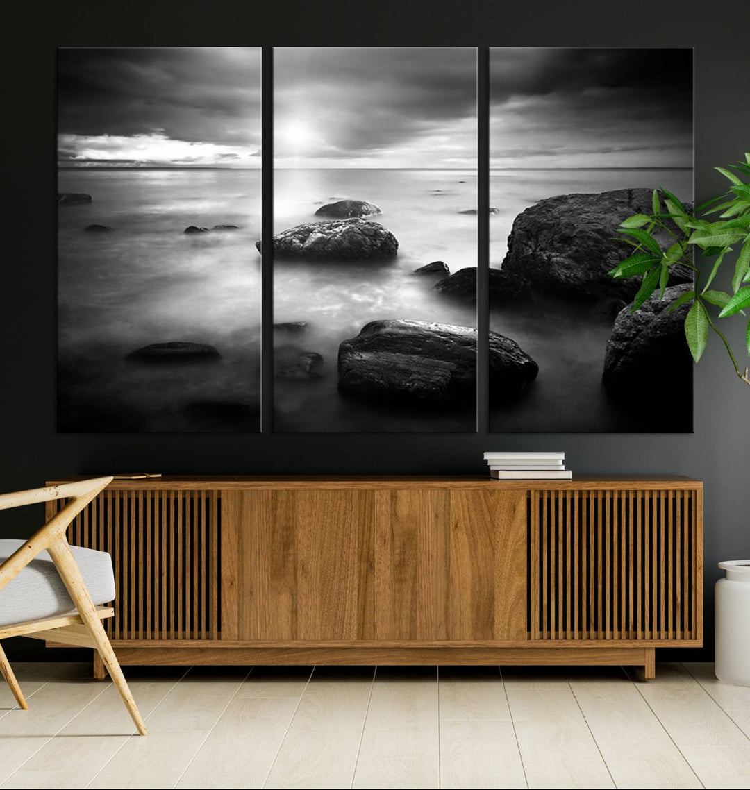 Roches noires et blanches sur le rivage Impression sur toile