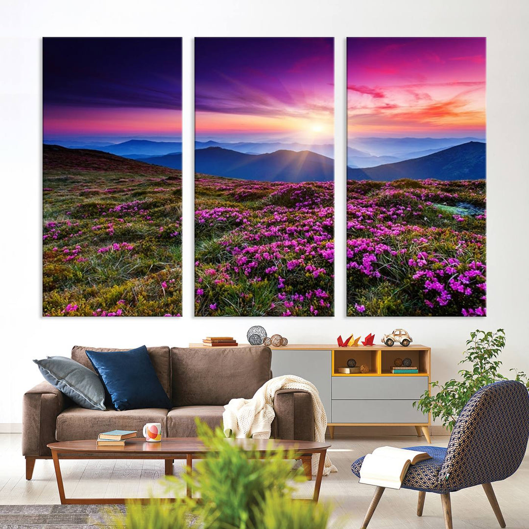 Impresión en lienzo de paisaje de arte de pared grande - Flores moradas y montañas detrás al atardecer