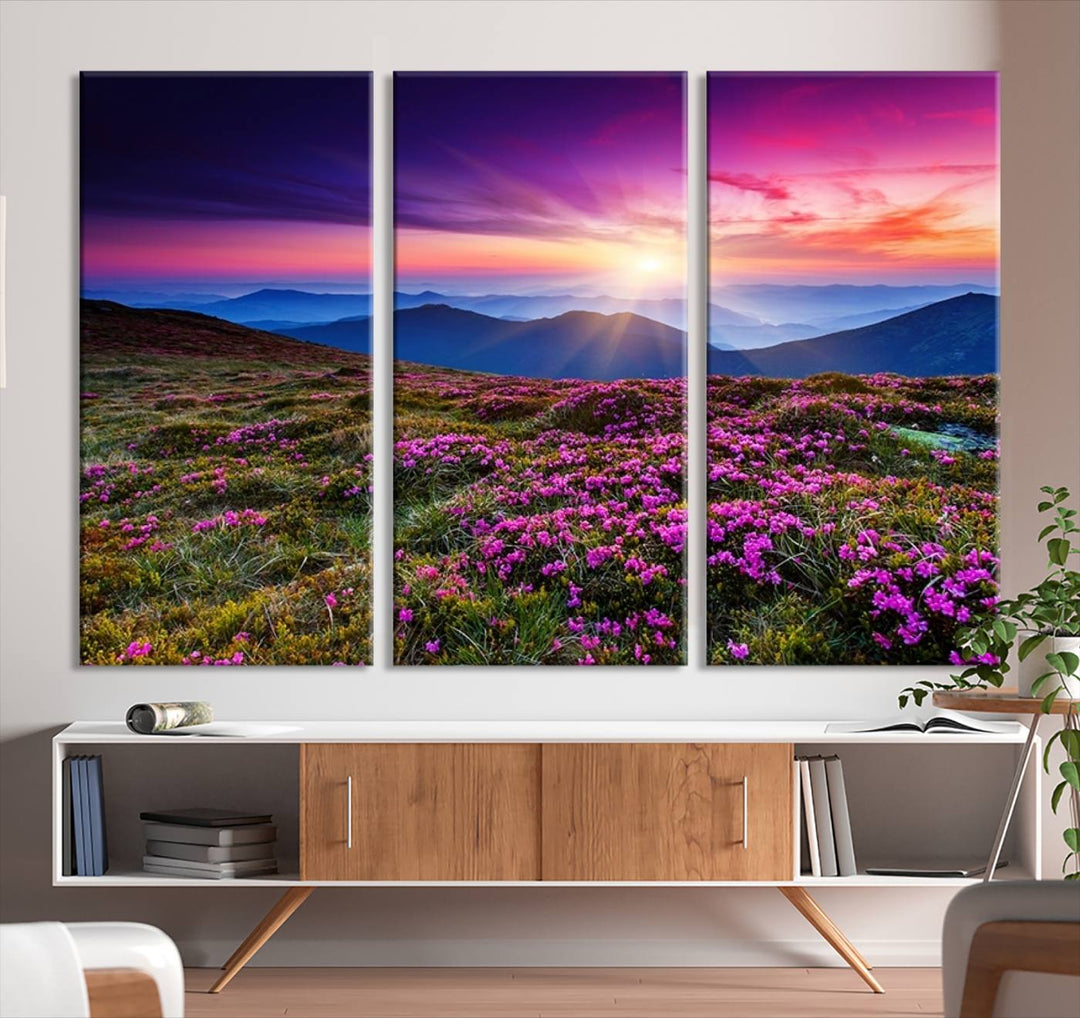 Impresión en lienzo de paisaje de arte de pared grande - Flores moradas y montañas detrás al atardecer