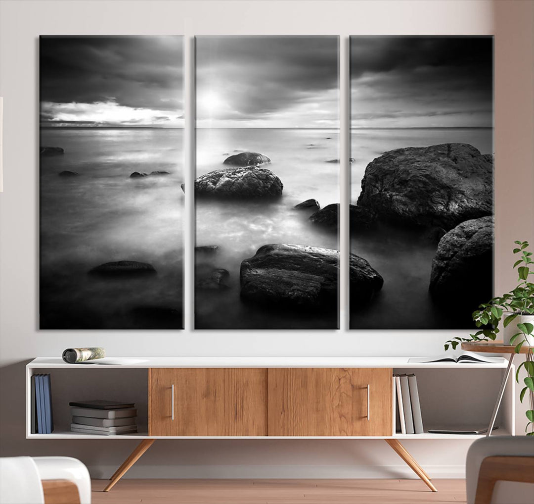 Roches noires et blanches sur le rivage Impression sur toile