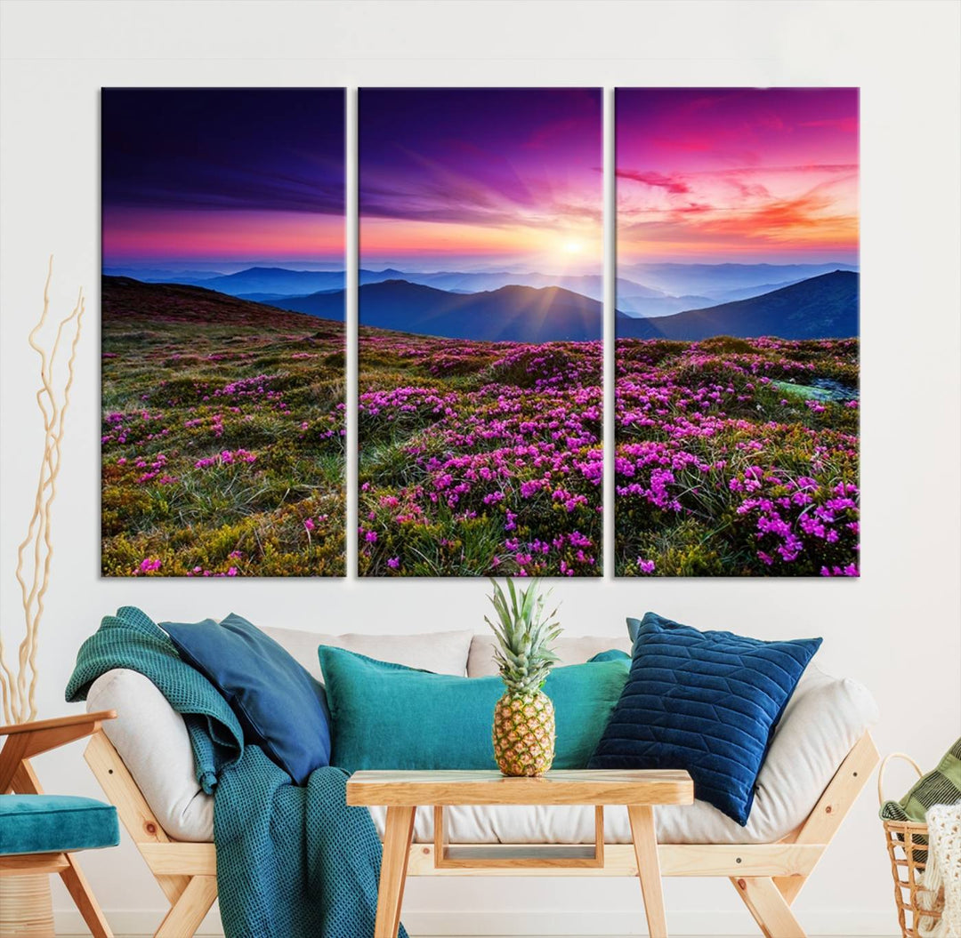 Impresión en lienzo de paisaje de arte de pared grande - Flores moradas y montañas detrás al atardecer