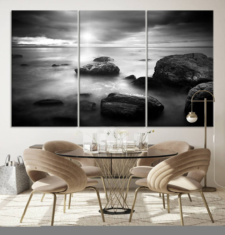 Roches noires et blanches sur le rivage Impression sur toile