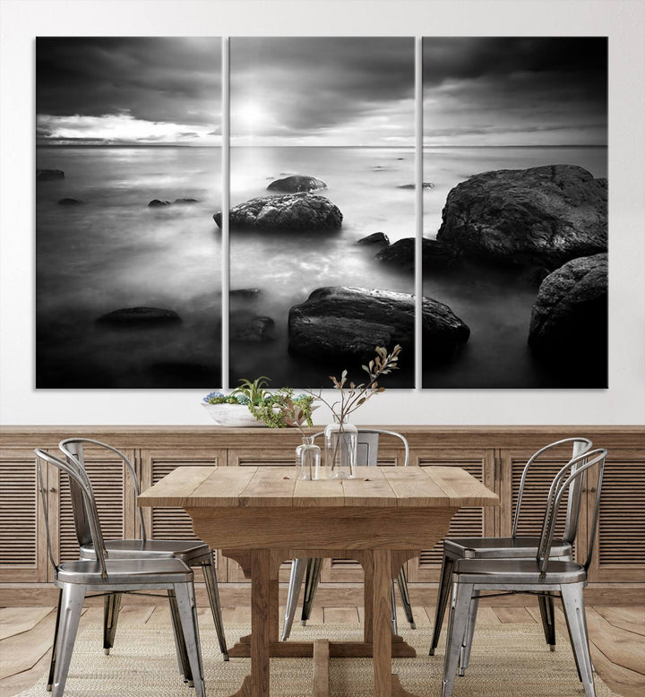 Roches noires et blanches sur le rivage Impression sur toile