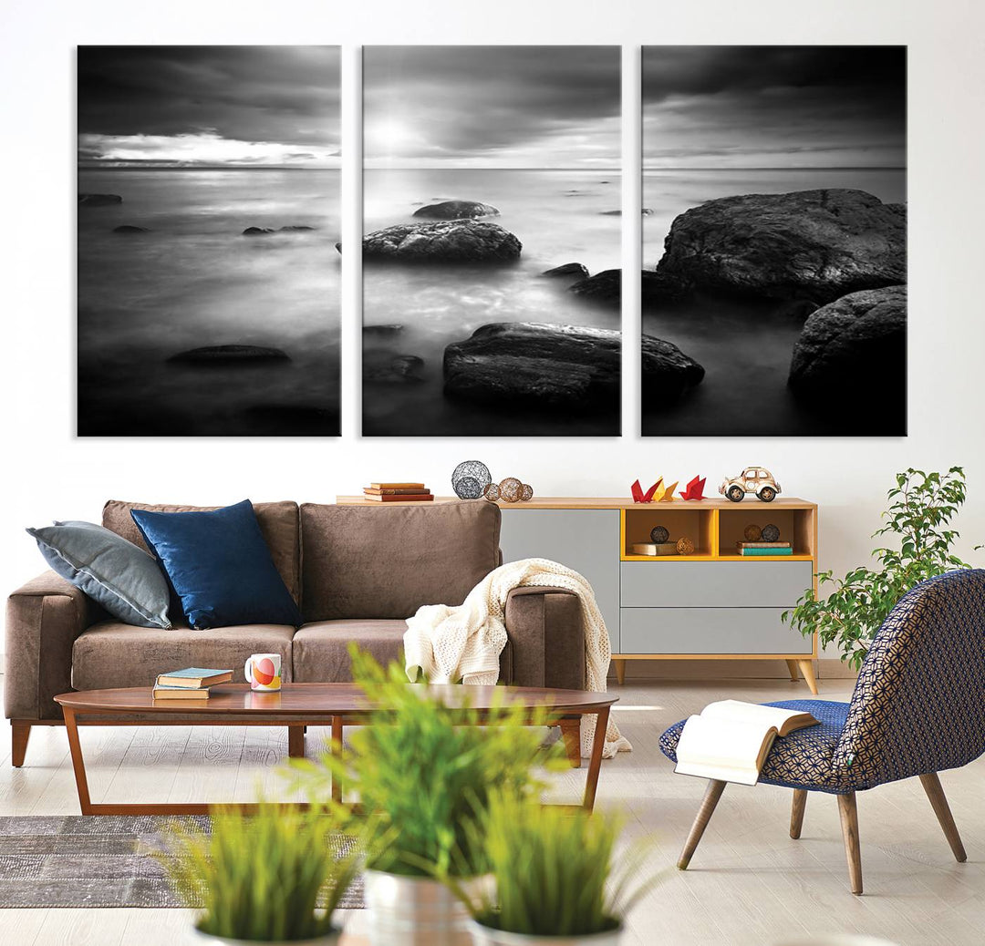 Roches noires et blanches sur le rivage Impression sur toile