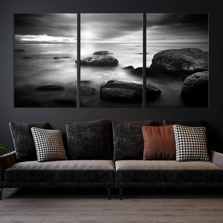 Roches noires et blanches sur le rivage Impression sur toile