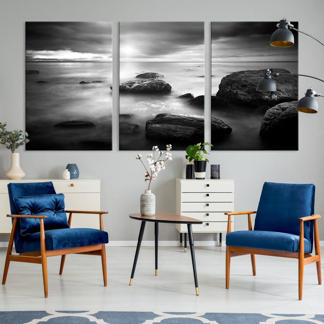 Roches noires et blanches sur le rivage Impression sur toile