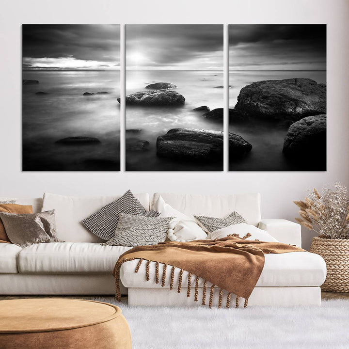 Roches noires et blanches sur le rivage Impression sur toile