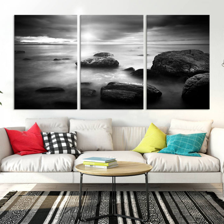 Roches noires et blanches sur le rivage Impression sur toile