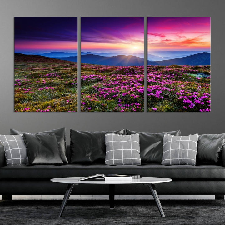 Impresión en lienzo de paisaje de arte de pared grande - Flores moradas y montañas detrás al atardecer