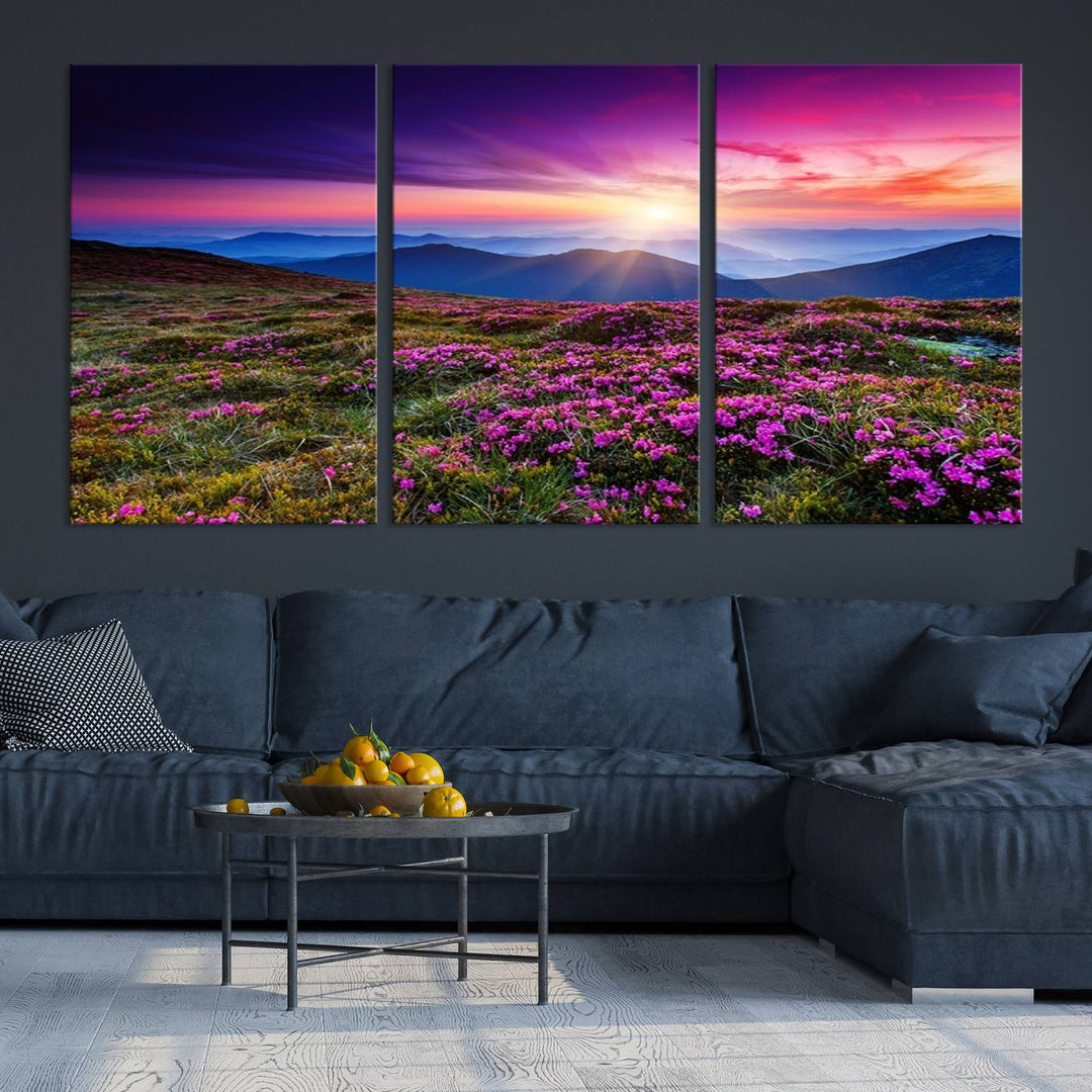 Impresión en lienzo de paisaje de arte de pared grande - Flores moradas y montañas detrás al atardecer