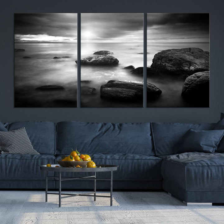 Roches noires et blanches sur le rivage Impression sur toile