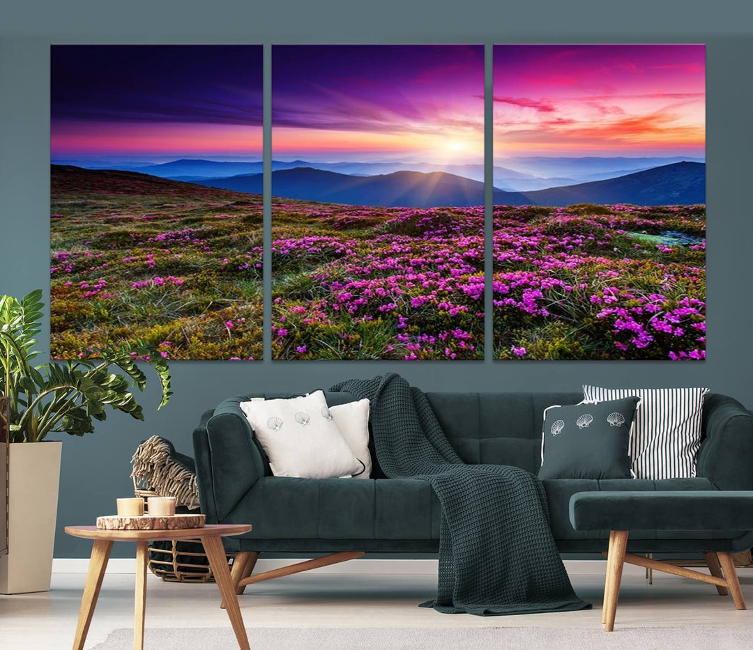 Impresión en lienzo de paisaje de arte de pared grande - Flores moradas y montañas detrás al atardecer