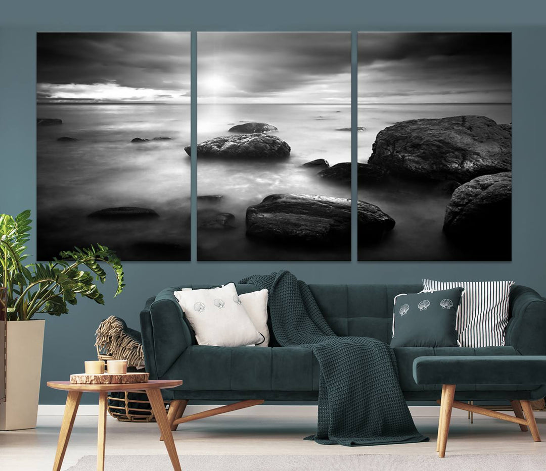 Roches noires et blanches sur le rivage Impression sur toile