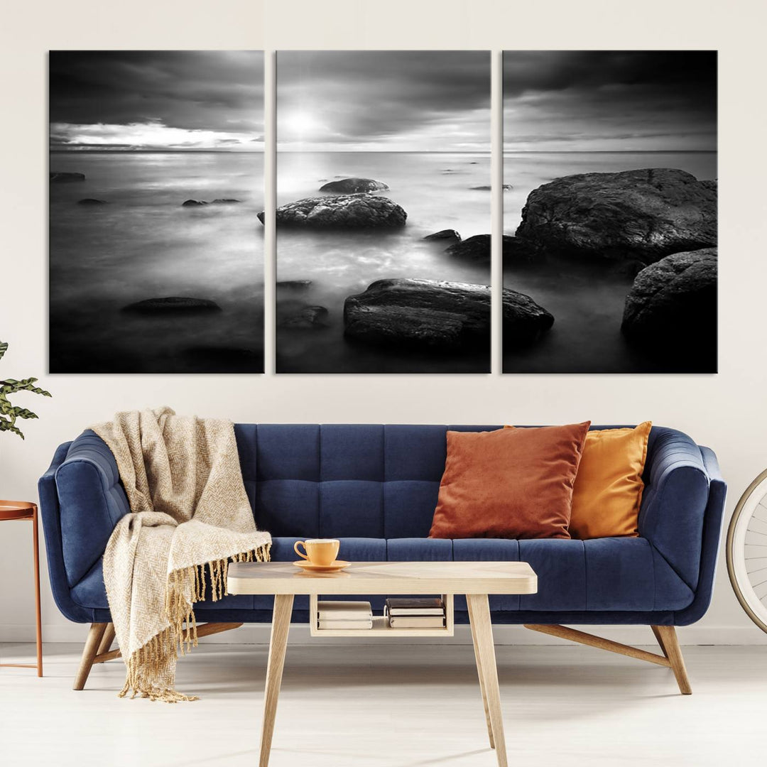 Roches noires et blanches sur le rivage Impression sur toile