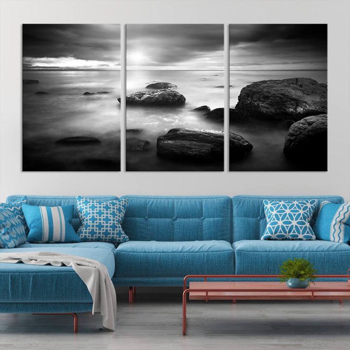 Roches noires et blanches sur le rivage Impression sur toile