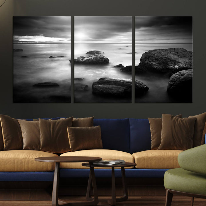 Roches noires et blanches sur le rivage Impression sur toile