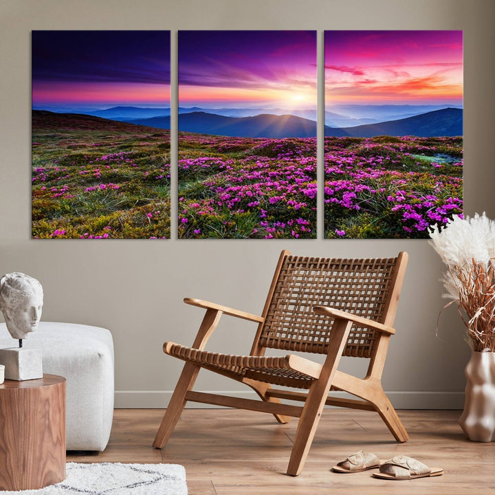 Impresión en lienzo de paisaje de arte de pared grande - Flores moradas y montañas detrás al atardecer