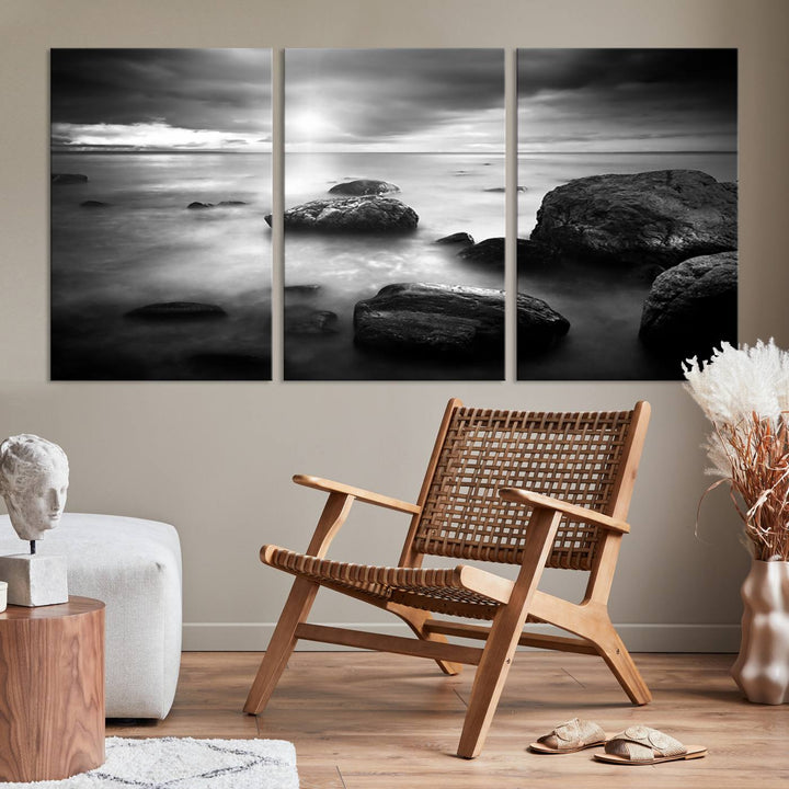 Roches noires et blanches sur le rivage Impression sur toile