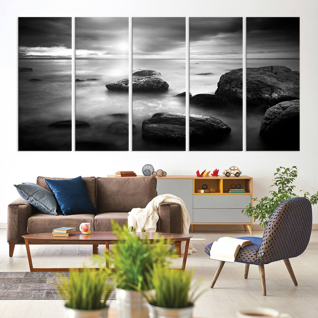 Roches noires et blanches sur le rivage Impression sur toile