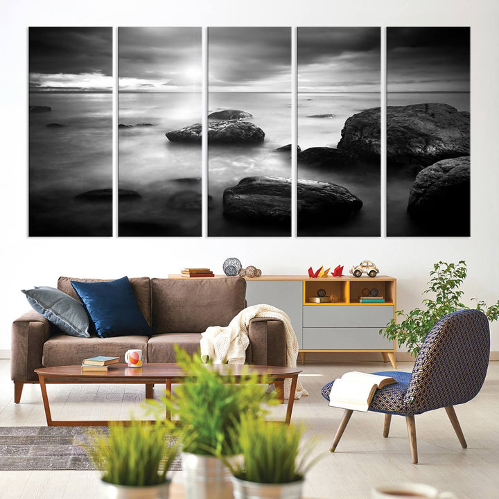 Roches noires et blanches sur le rivage Impression sur toile