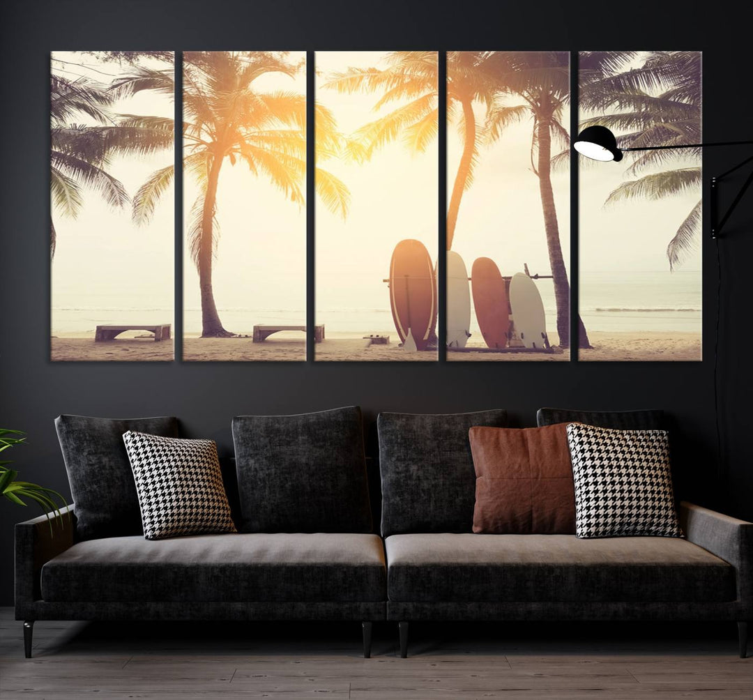 Planche de surf et palmier sur la plage, double exposition avec lumière colorée Bokeh au coucher du soleil, toile d'art mural