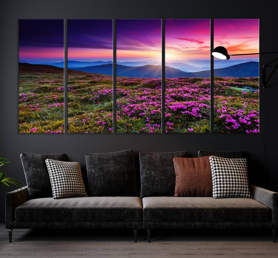 Impresión en lienzo de paisaje de arte de pared grande - Flores moradas y montañas detrás al atardecer