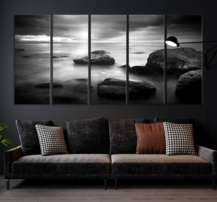 Roches noires et blanches sur le rivage Impression sur toile