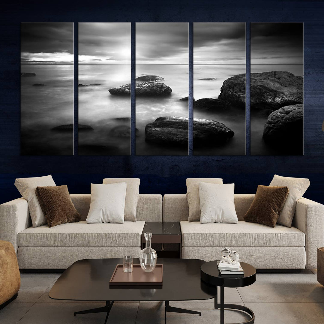 Roches noires et blanches sur le rivage Impression sur toile