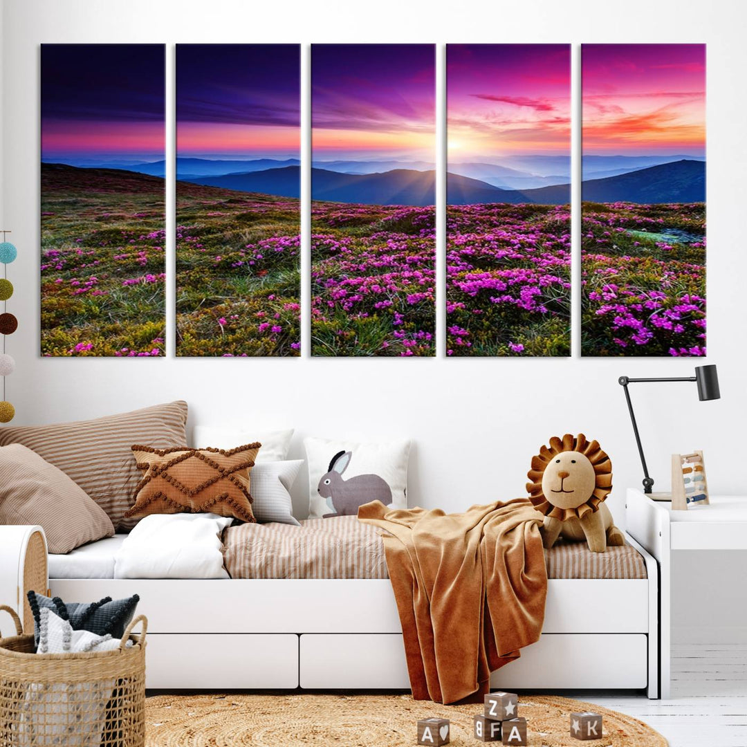 Impression sur toile de paysage d'art mural, fleurs violettes et montagnes derrière au coucher du soleil