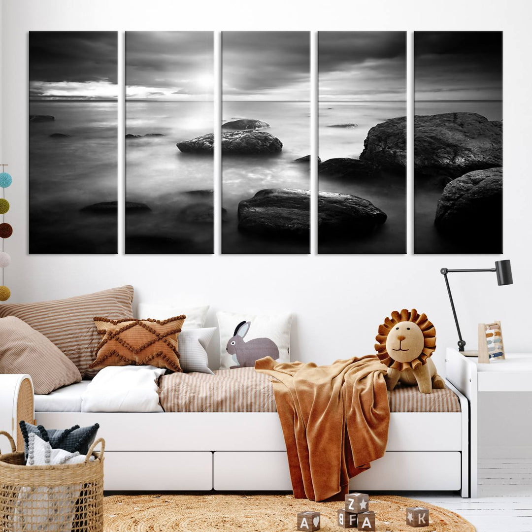 Roches noires et blanches sur le rivage Impression sur toile