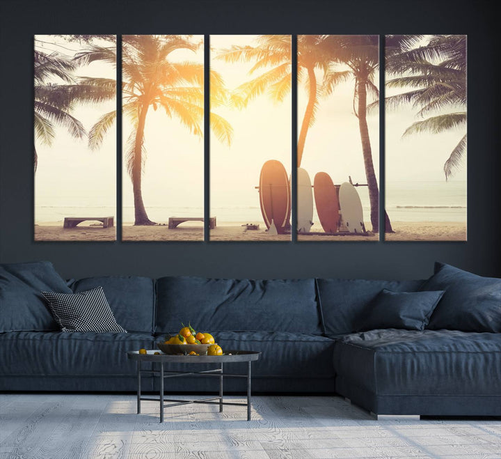 Planche de surf et palmier sur la plage, double exposition avec lumière colorée Bokeh au coucher du soleil, toile d'art mural