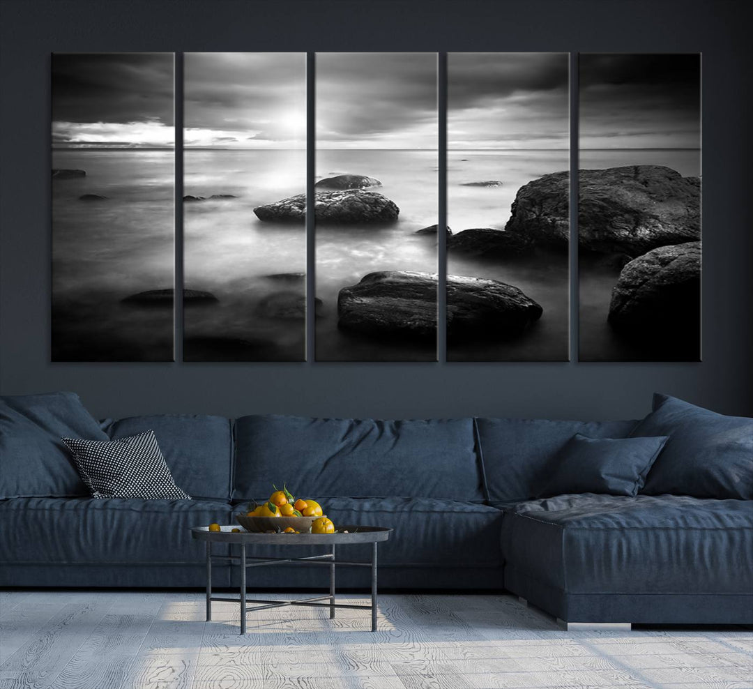 Roches noires et blanches sur le rivage Impression sur toile