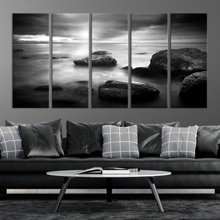 Roches noires et blanches sur le rivage Impression sur toile