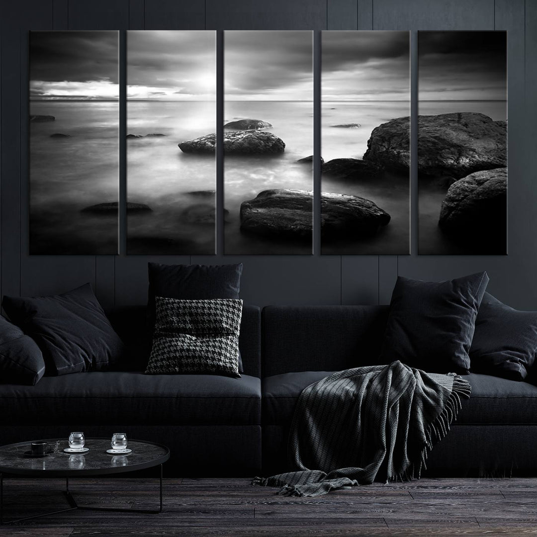 Roches noires et blanches sur le rivage Impression sur toile