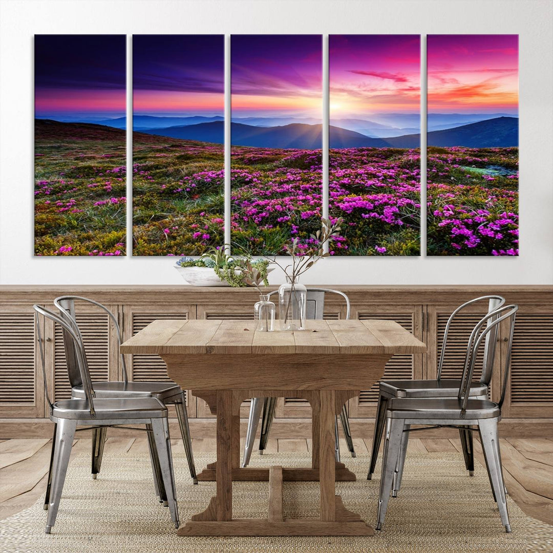 Impression sur toile de paysage d'art mural, fleurs violettes et montagnes derrière au coucher du soleil