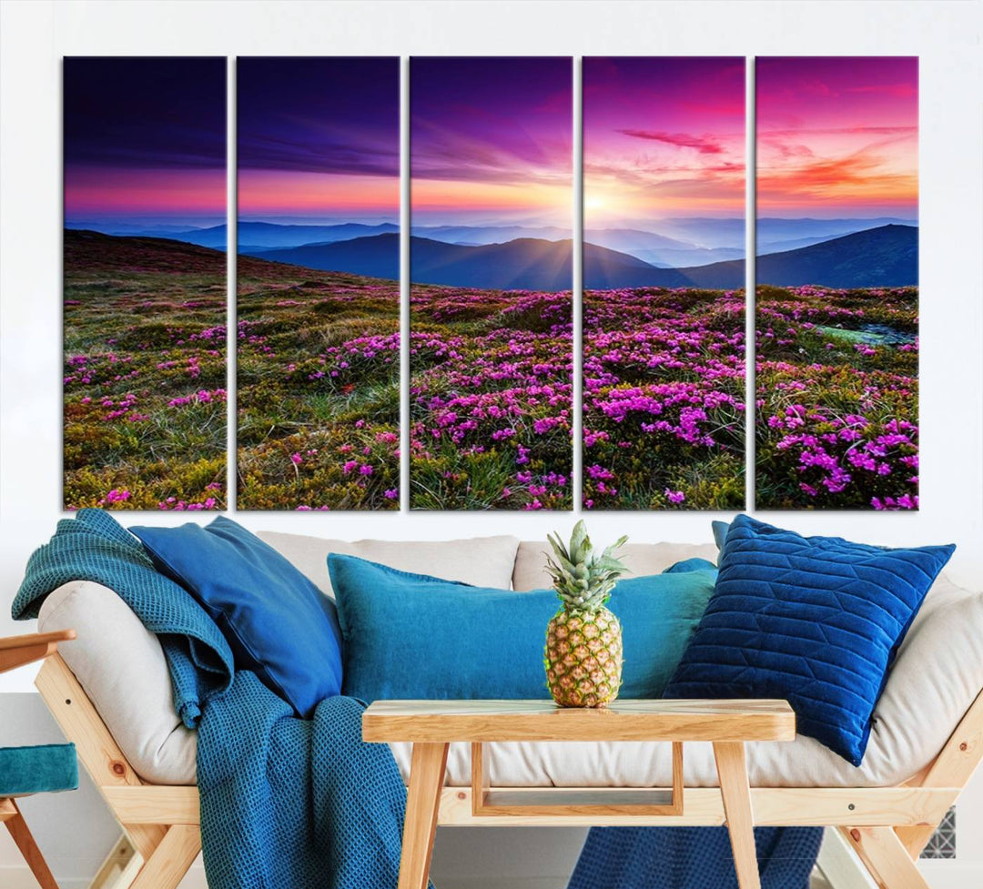 Impresión en lienzo de paisaje de arte de pared grande - Flores moradas y montañas detrás al atardecer