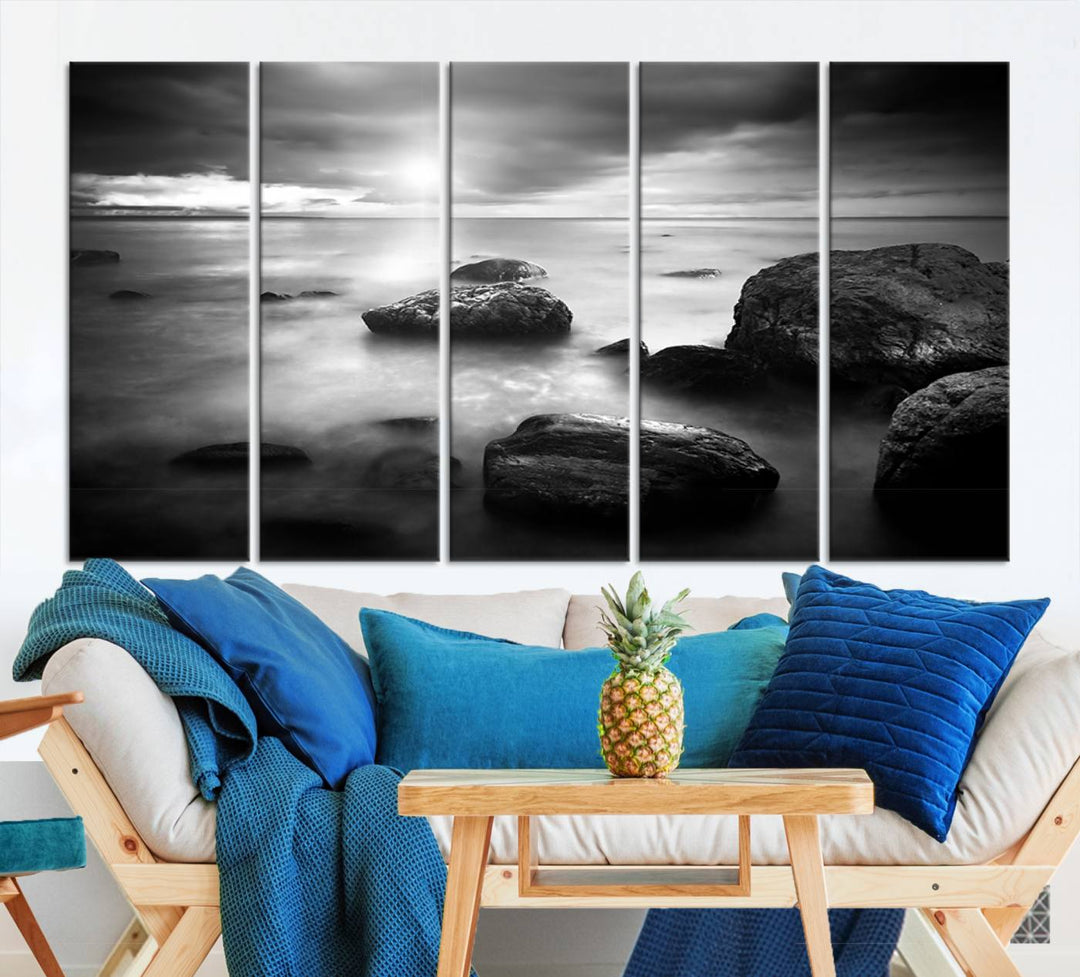 Roches noires et blanches sur le rivage Impression sur toile