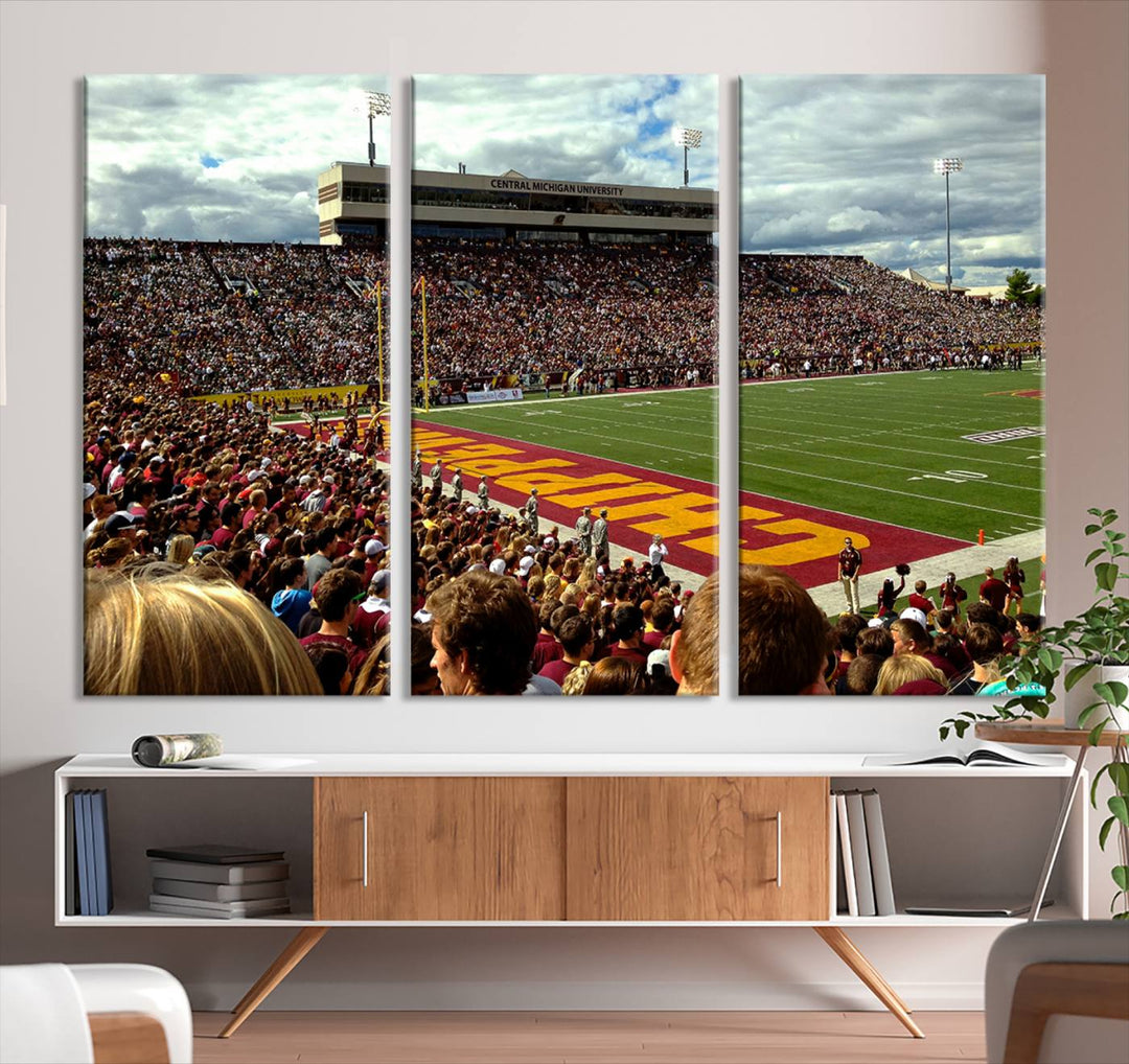 Central Michigan University Chippewas Football Team Print - Mount Pleasant Kelly/Shorts Stadium Wall Art Canvas Print