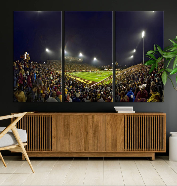 Central Michigan University Chippewas Football Team Print - Mount Pleasant Kelly/Shorts Stadium Wall Art Canvas Print